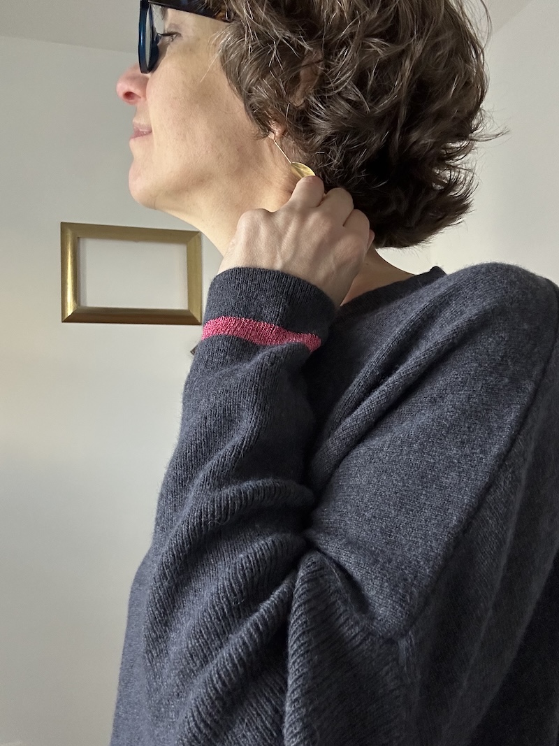 pull gris et liseré rose fluo