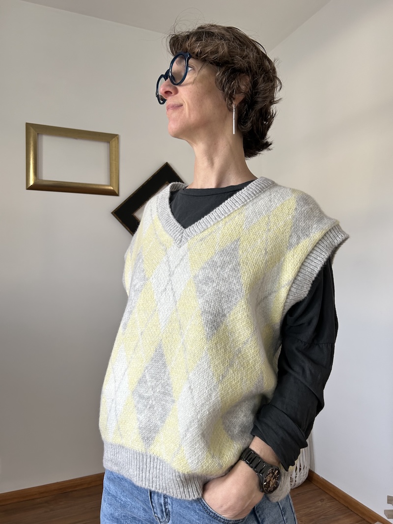 pull jacquard , sans manches, col v, gris et jaune, April vintage