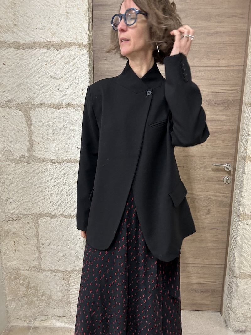 veste blazer noire, asymétrique, coupe droite