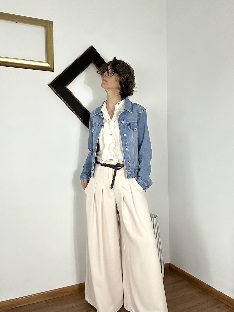 pantalon à pinces , beige, associé à une veste en jean