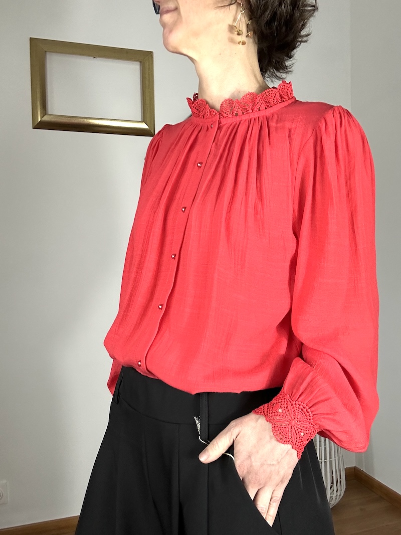 Chemise fluide rouge corail femme – Broderies au col et poignets – Y’COO