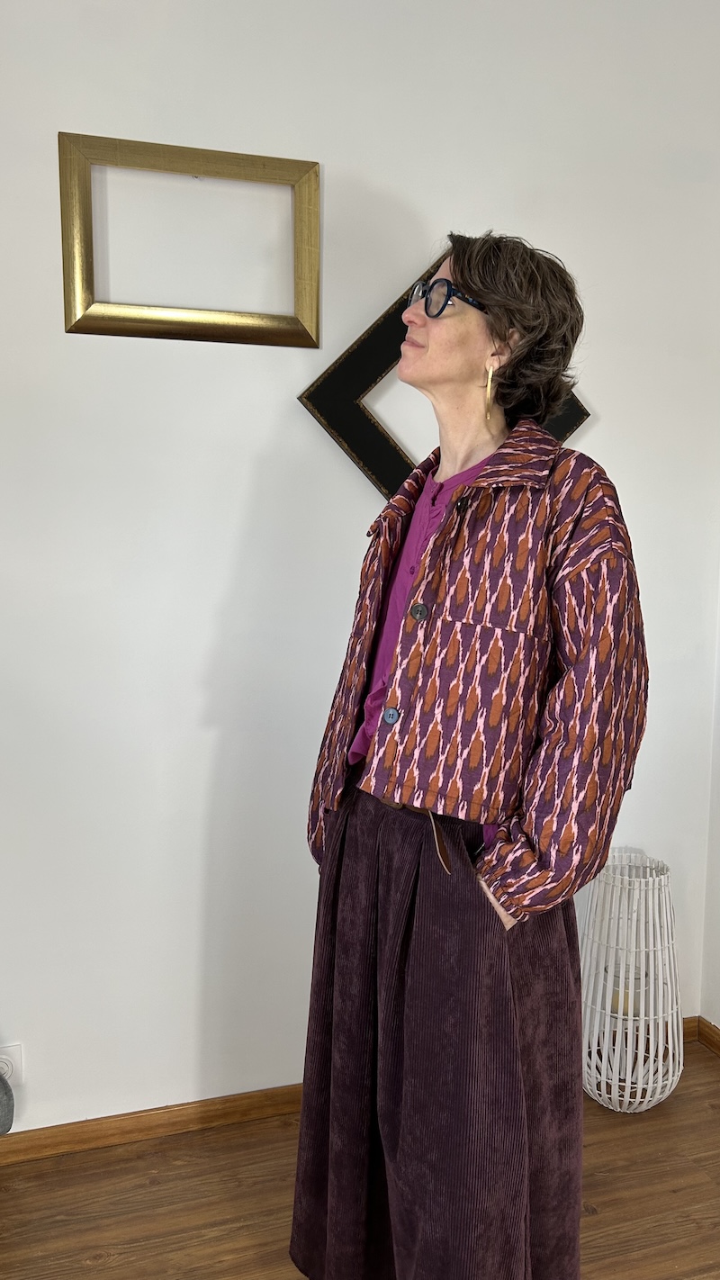 Veste courte matelassée violette à motifs ethniques – Johanna Paris – Taille unique
