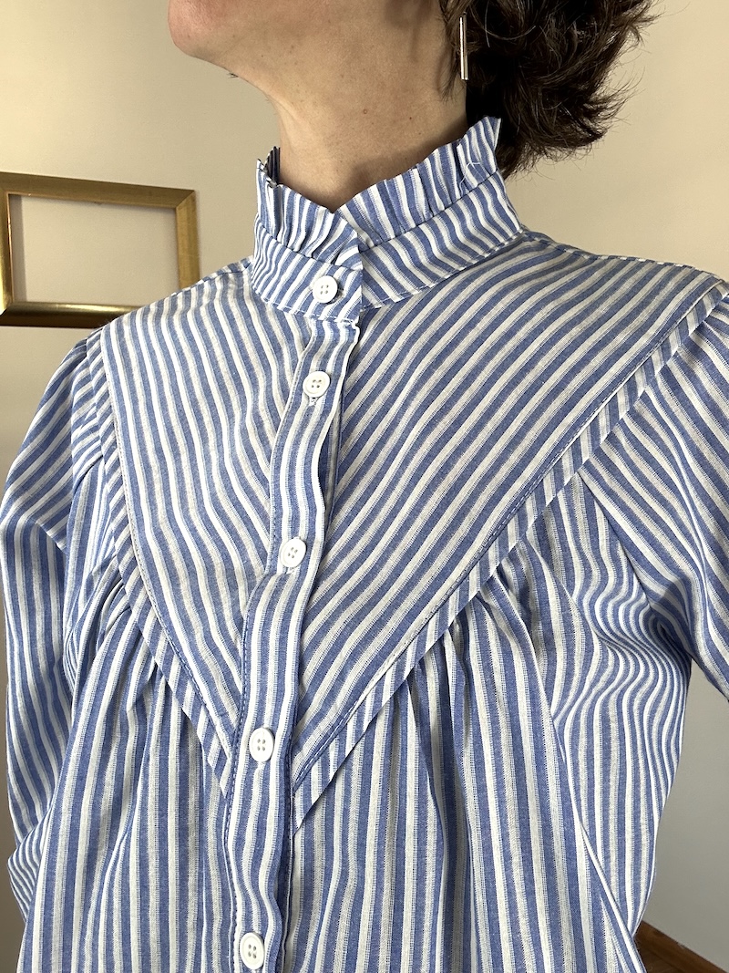 chemise bleue , col victorien