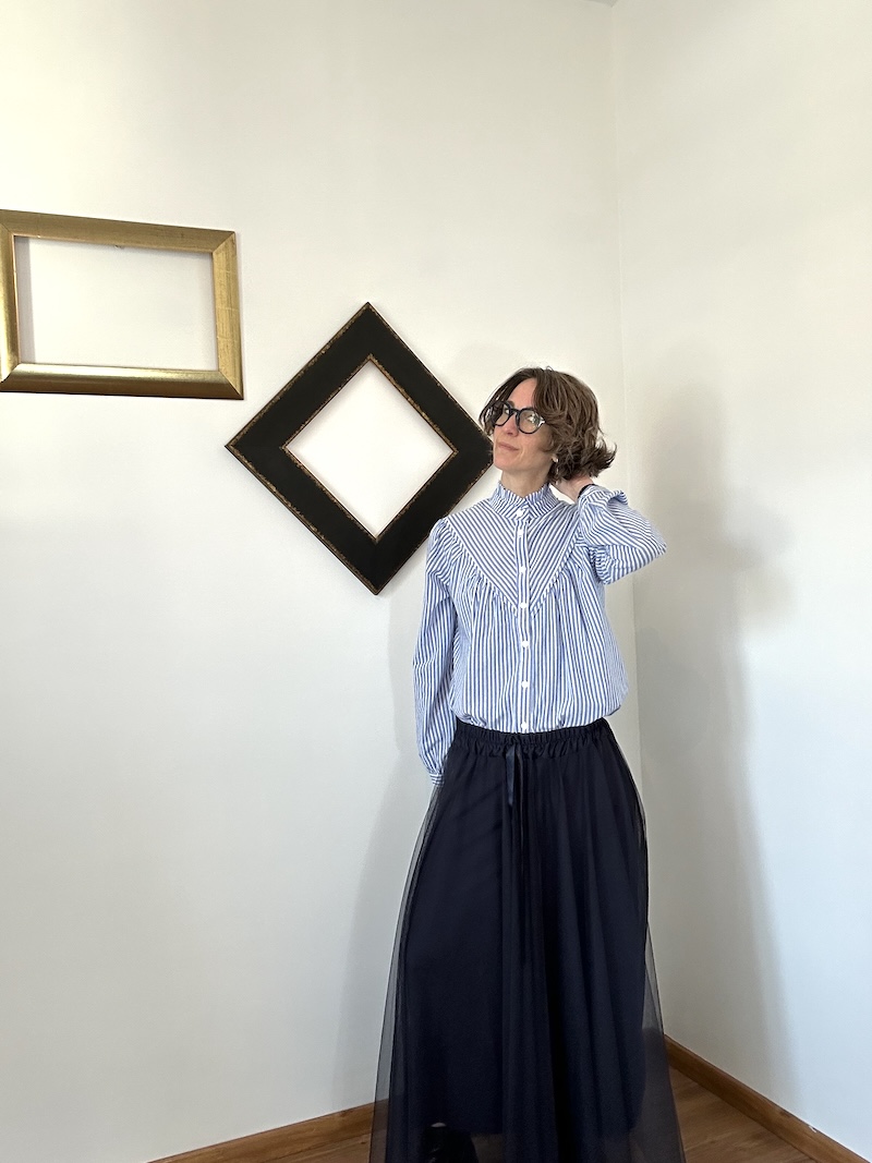 Chemise rayée bleue femme asymétrique – Col victorien – Manches longues