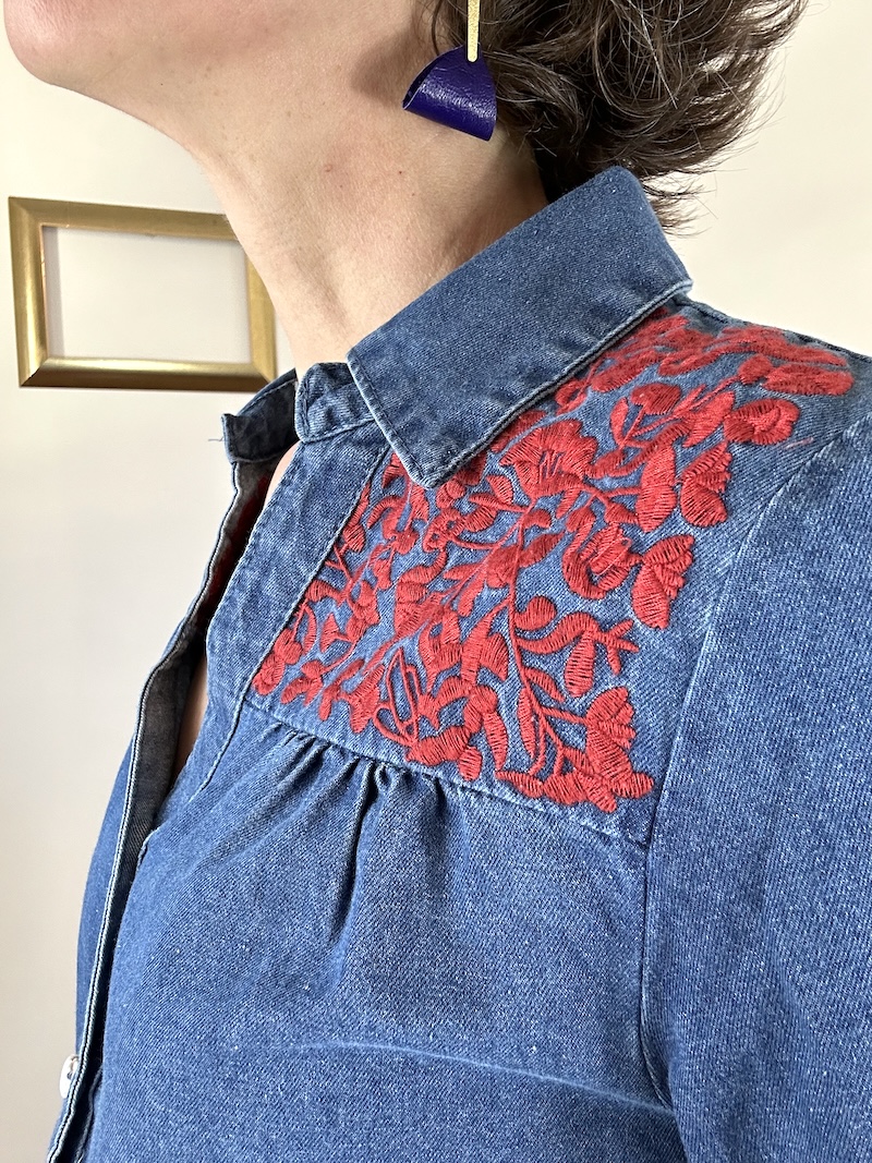 Chemise femme effet jean avec broderies rouges – Col V – Coton – S/M M/L