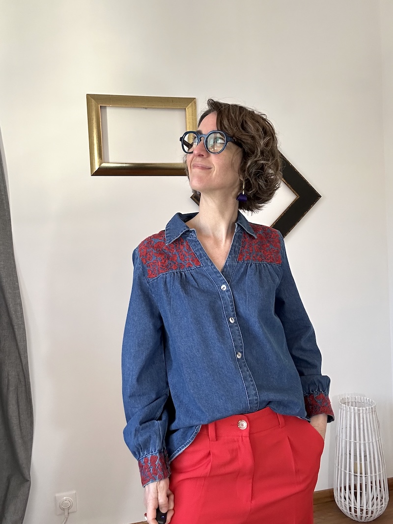 Chemise femme effet jean avec broderies rouges – Col V – Coton – S/M M/L
