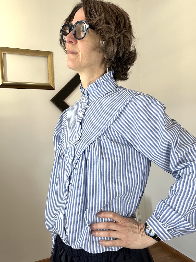 Chemise rayée bleue femme asymétrique – Col victorien – Manches longues