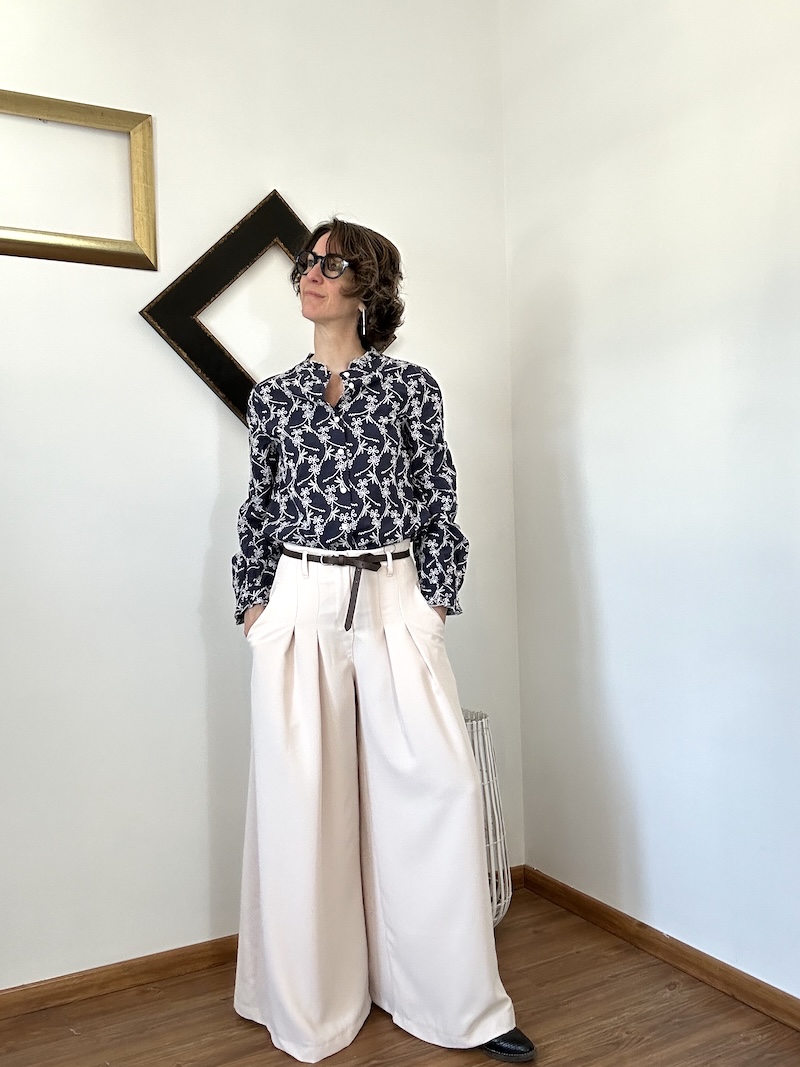 Chemise bleu marine femme avec broderies écrues – Col Mao – Manches longues