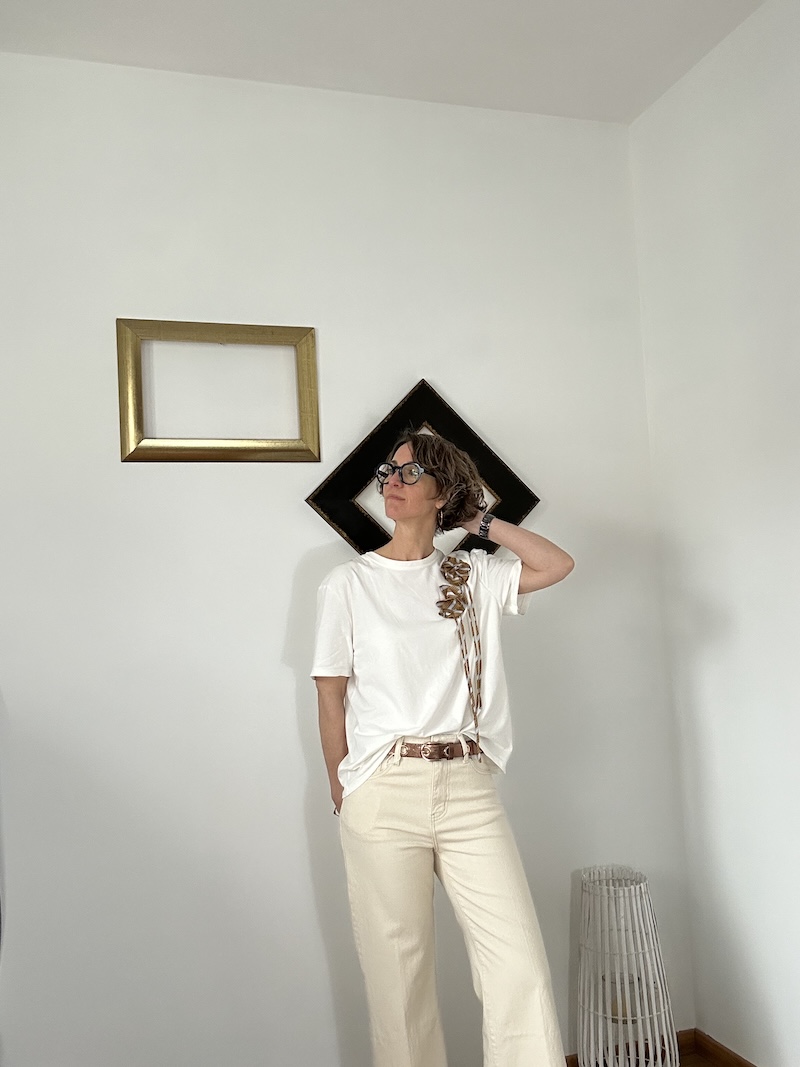 t shirt écru et noeuds camel