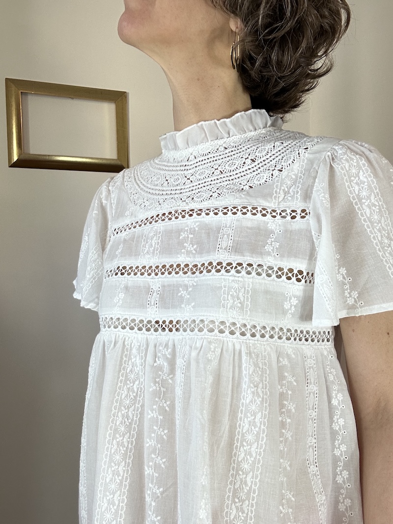 Top blanc femme en coton avec broderies – Col Mao – Manches courtes – Taille S/M