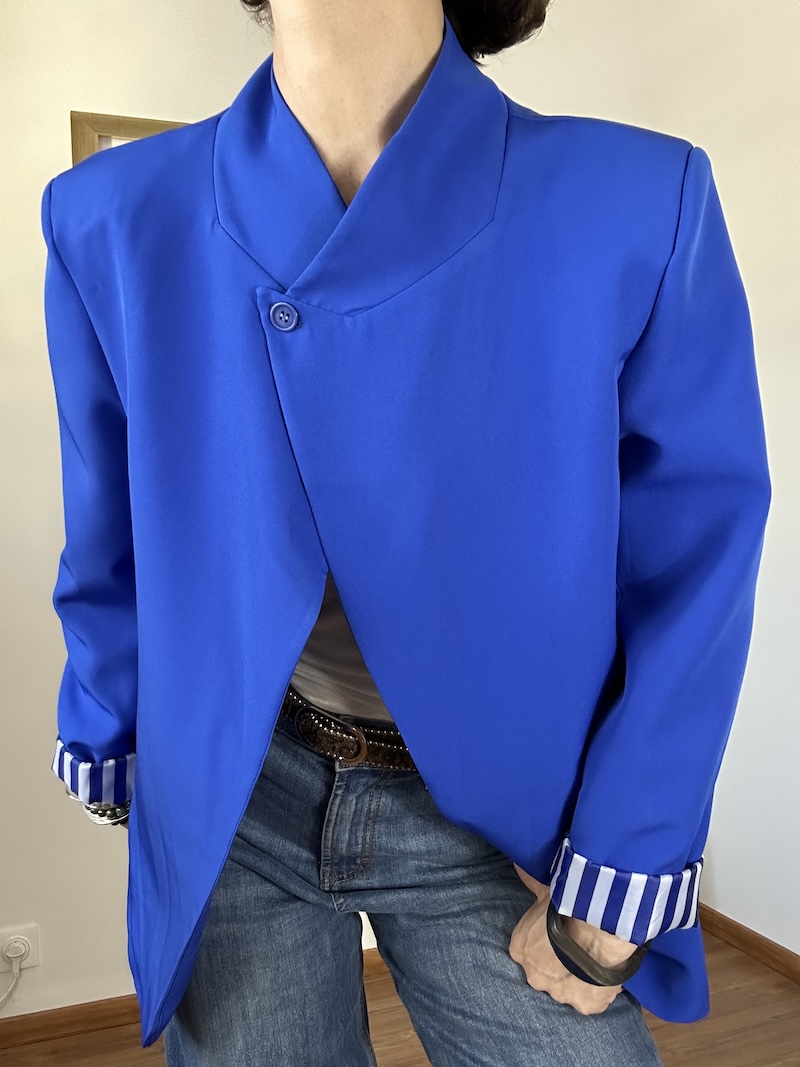 Veste asymétrique femme Made in Italy – Bleu électrique ou bleu marine – Coupe originale