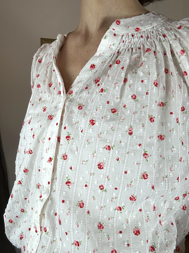 chemise tunique blanche et fleurs