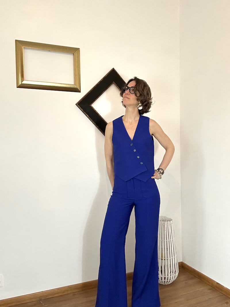 Ensemble tailleur femme Ange – Pantalon fluide et gilet barman – Bleu électrique ou rose poudré