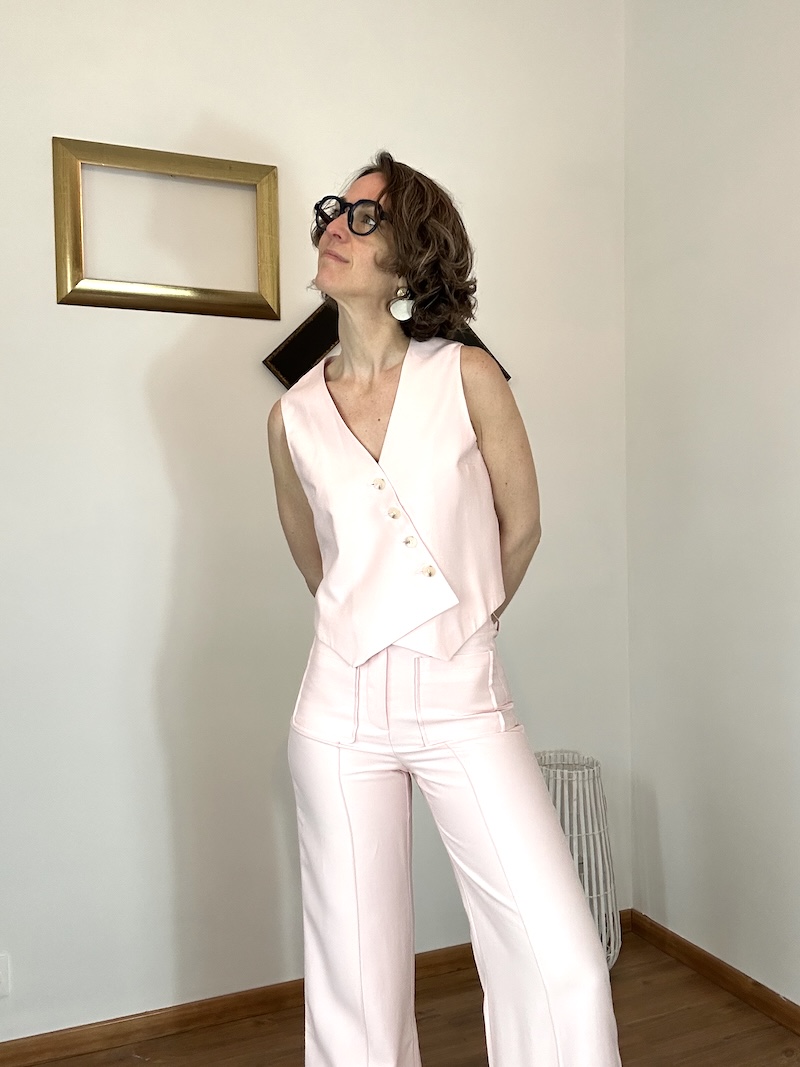 Ensemble tailleur femme Ange – Pantalon fluide et gilet barman – Bleu électrique ou rose poudré