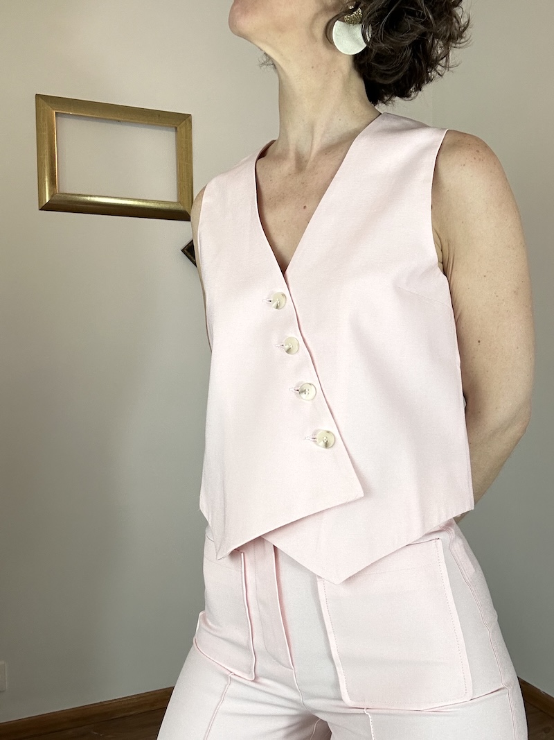 ensemble tailleur rose, pantalon et gilet