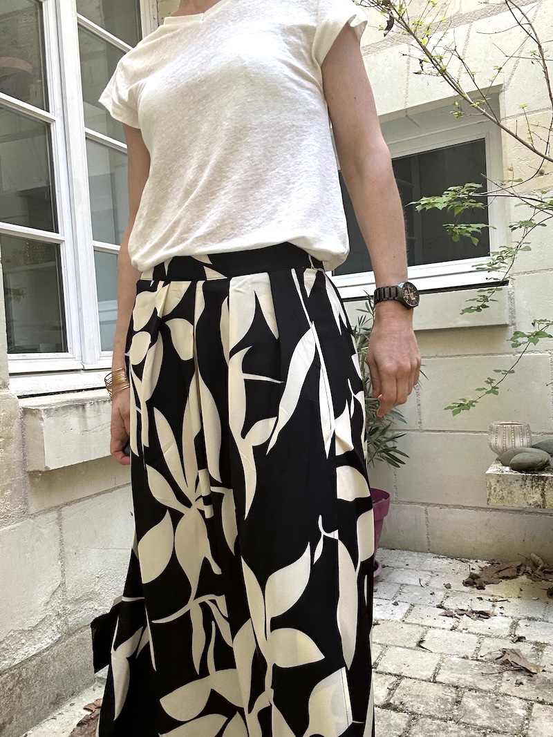 Jupe Longue Portefeuille Noire Motif Feuillage Écru – Taille Élastique & Coup