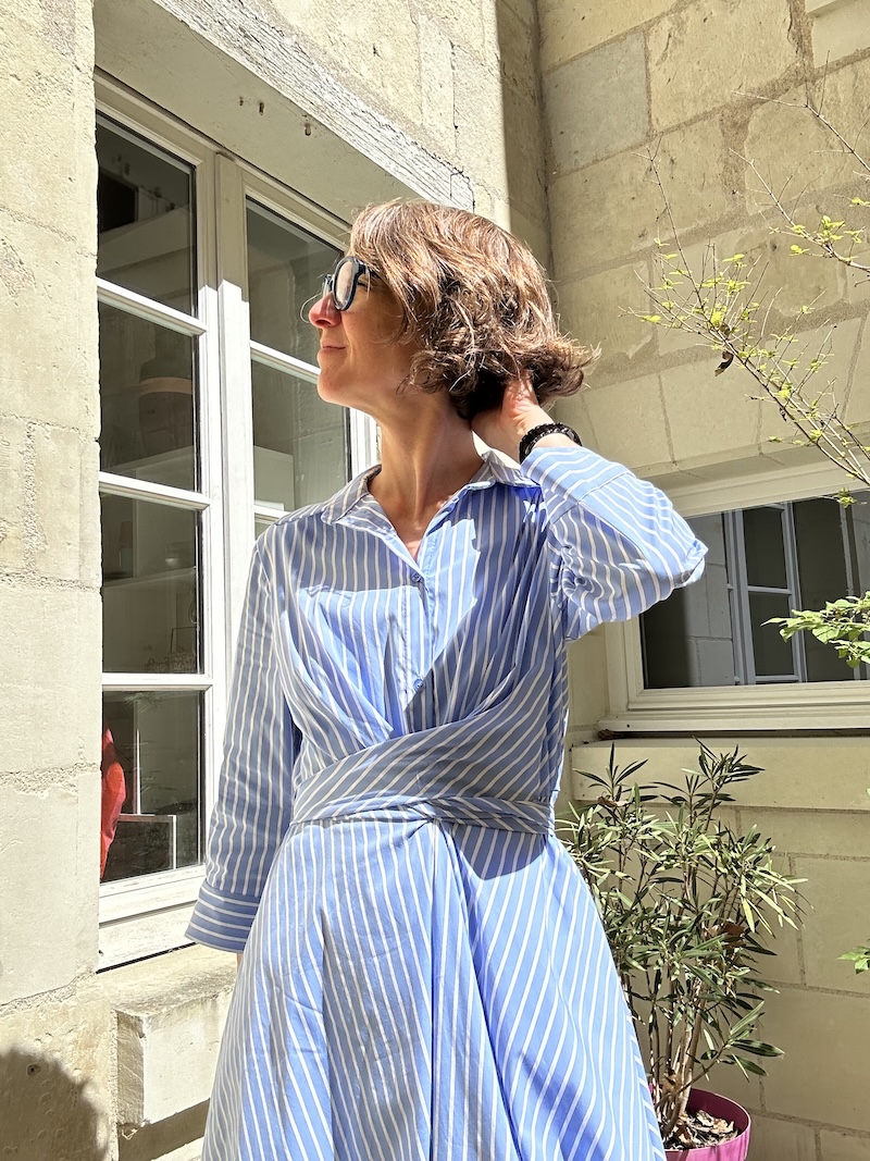 Robe Longue Chemise Bleue Rayée Femme – Coton, Dos Noué & Poches