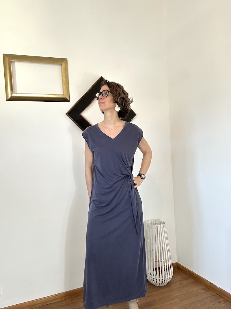 Robe T-shirt en Modal Bleu – Coupe Fendue et Détails Épaulettes