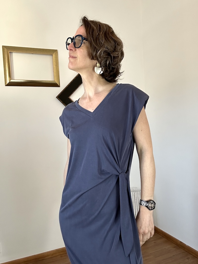 Robe T-shirt en Modal Bleu – Coupe Fendue et Détails Épaulettes