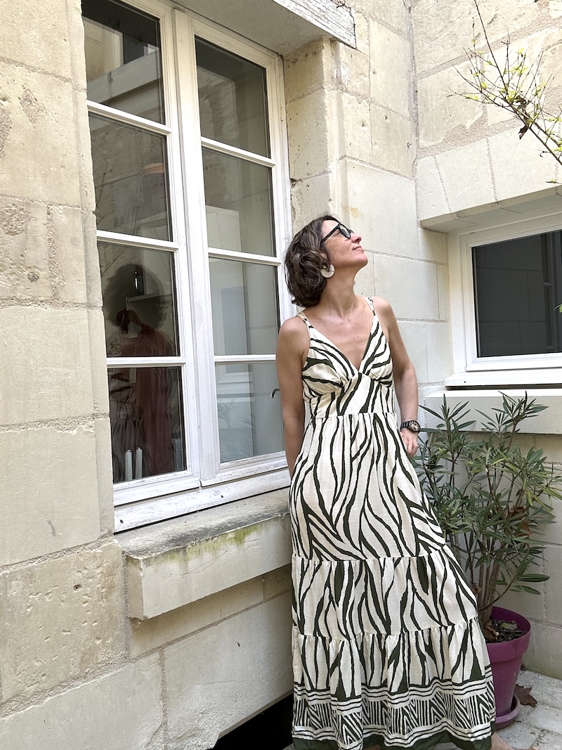 Robe Longue Kaki Effet Zèbre – Décolleté en V et Fines Bretelles – Taille 1