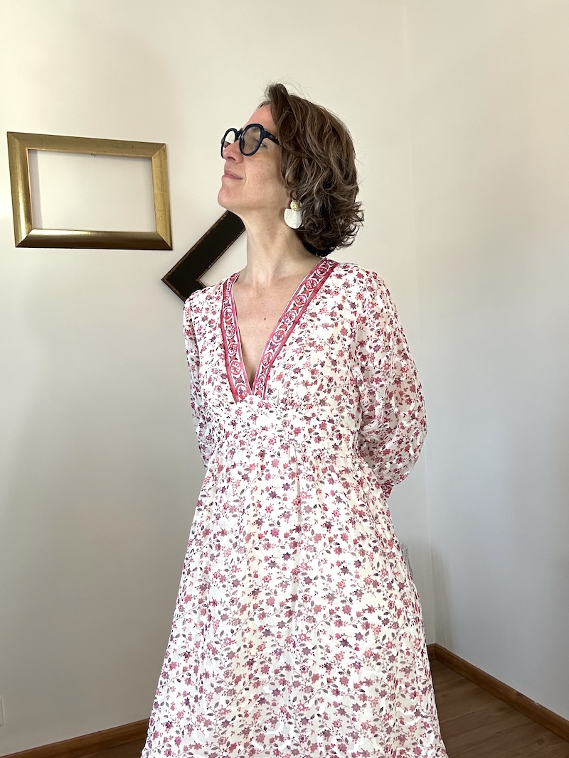 Robe longue fleurie femme blanche rouge et fuchsia – Décolleté V – Tailles S, M, L