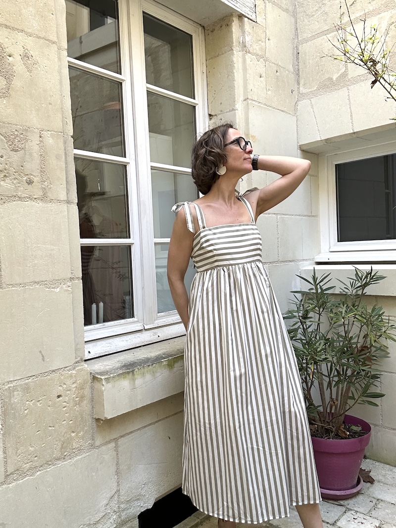 Robe Longue Kaki à Rayures – Jeu de Lignes et Bretelles à Nouer – Taille M