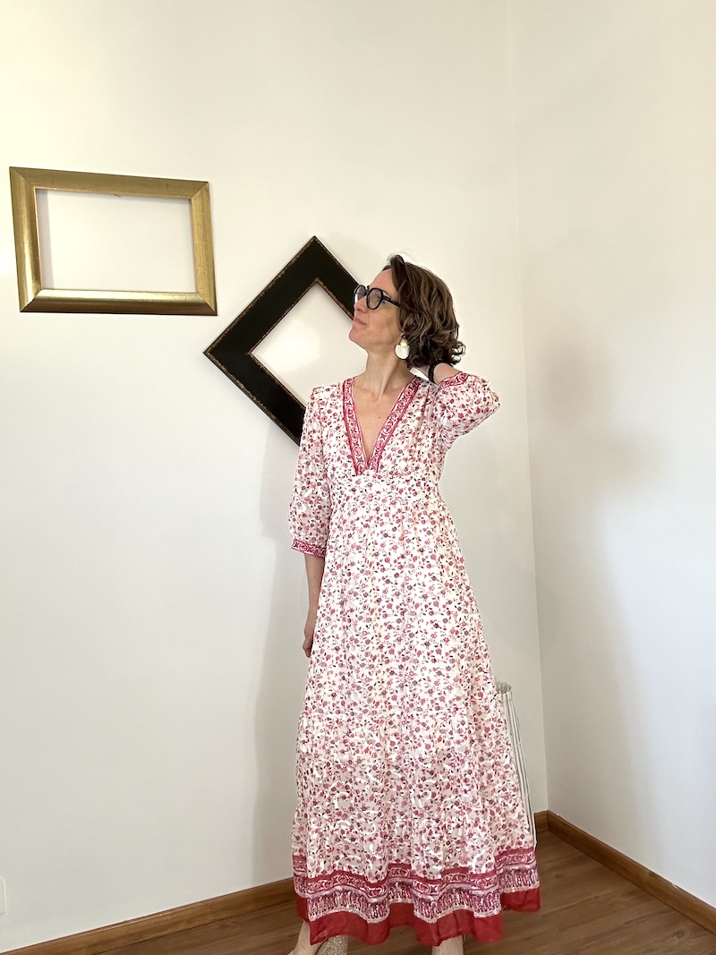 Robe longue fleurie femme blanche rouge et fuchsia – Décolleté V – Tailles S, M, L