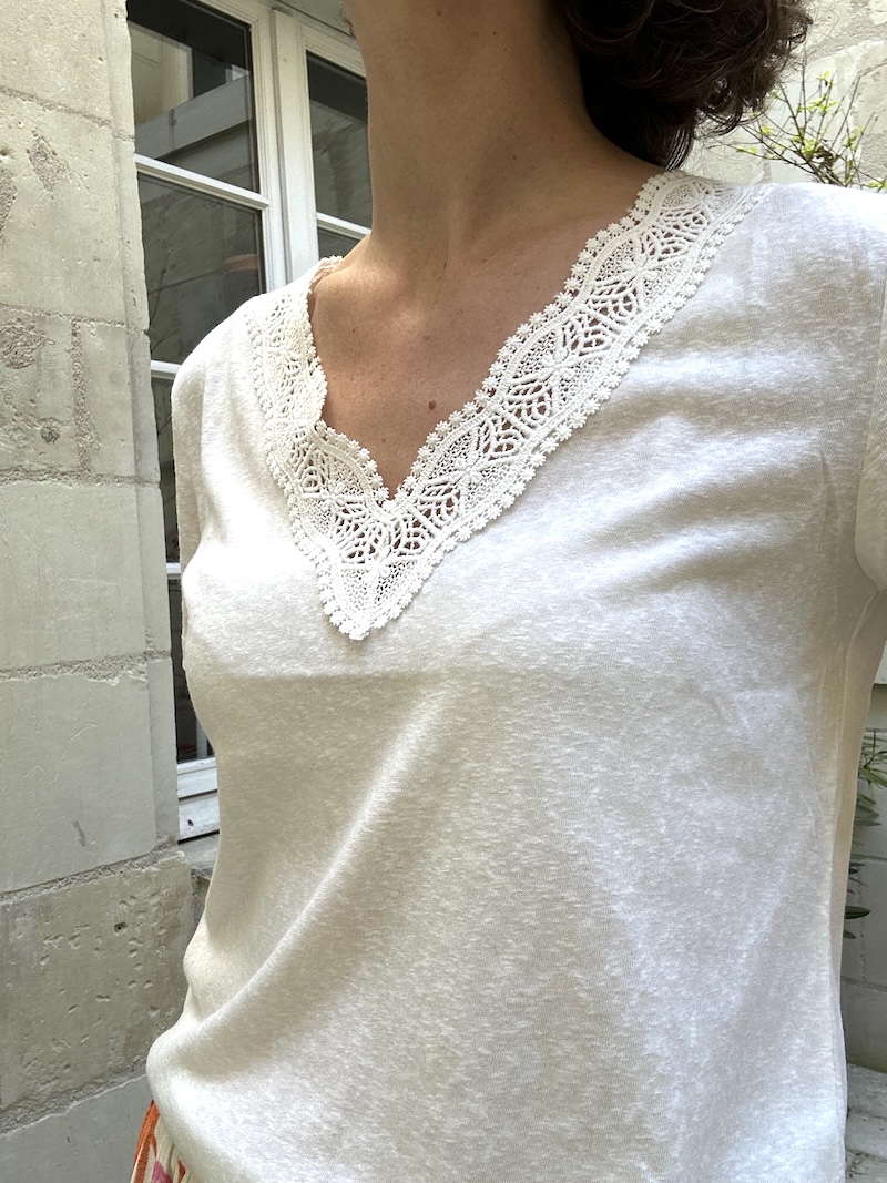 T-shirt Blanc en Coton Col V avec Broderies  – Du XS au L