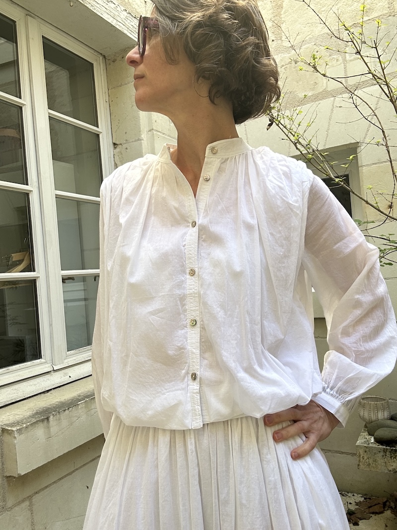 Chemise Courte Blanche Femme Coton Doublé – Col Mao & Boutons Nacrés