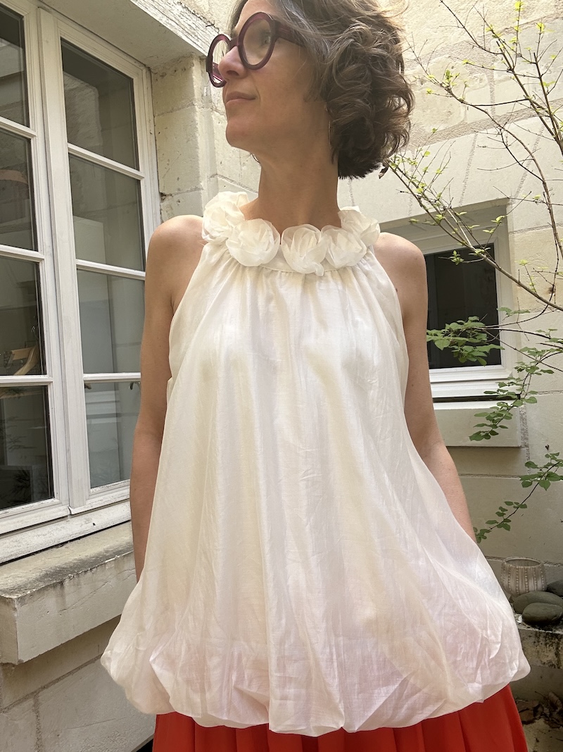 top blanc, fleurs au cou, effet satiné et boule