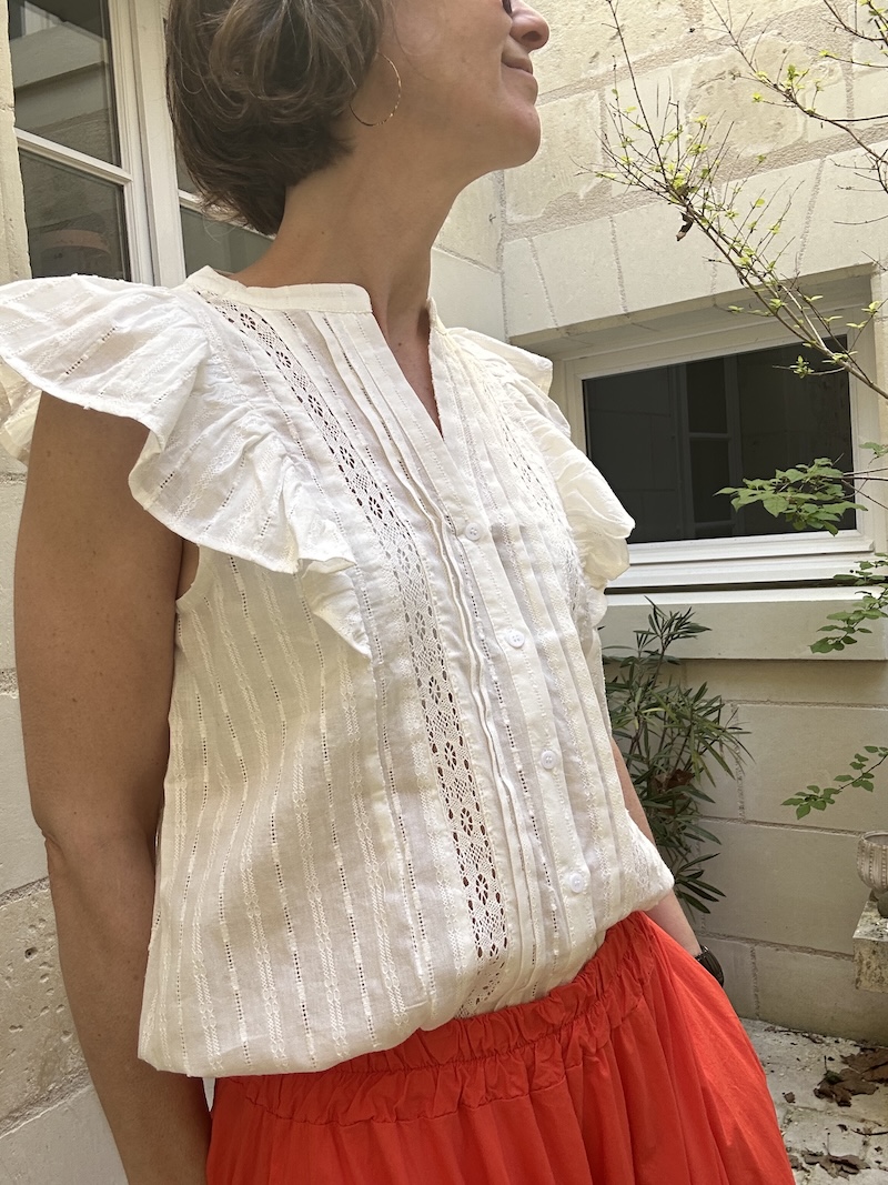 Top Blanc Femme Sans Manches Brodé – Boutons Sur Toute la Longueur