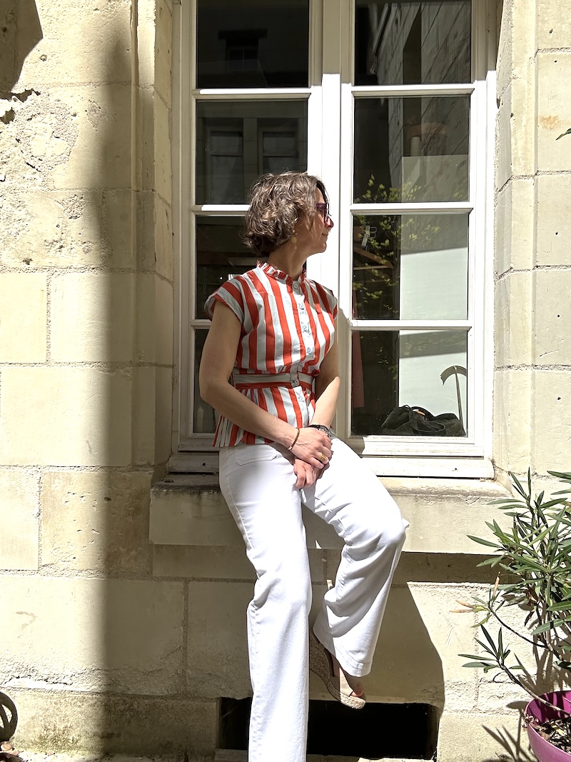 chemise rayée orange et bleue sans manches