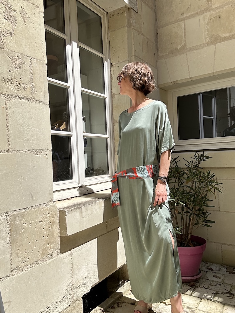 Robe longue satinée femme style t-shirt – Kaki ou corail – Made in Italy