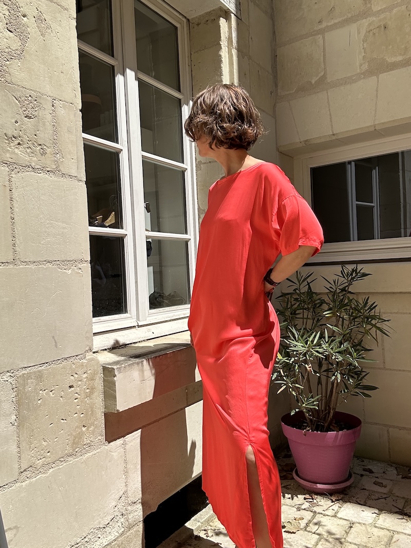 Robe longue satinée femme style t-shirt – Kaki ou corail – Made in Italy