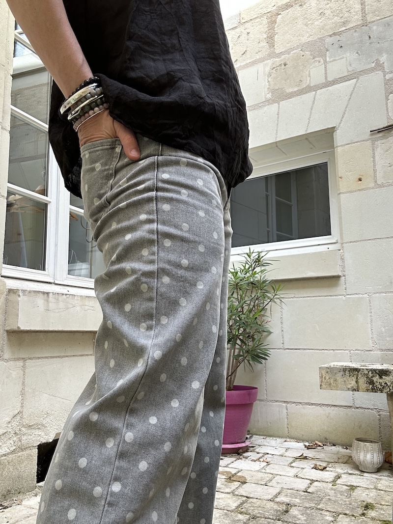Jean gris clair à pois blancs femme – Coupe jambes larges – Taille 36 à 40