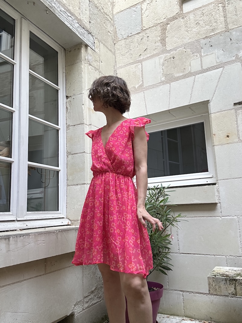 robe fluide cache coeur, fuchsia à fleurs, courte