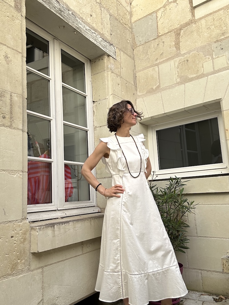 Robe longue femme en coton et lin – Volants aux épaules – Blanc ou bleu marine