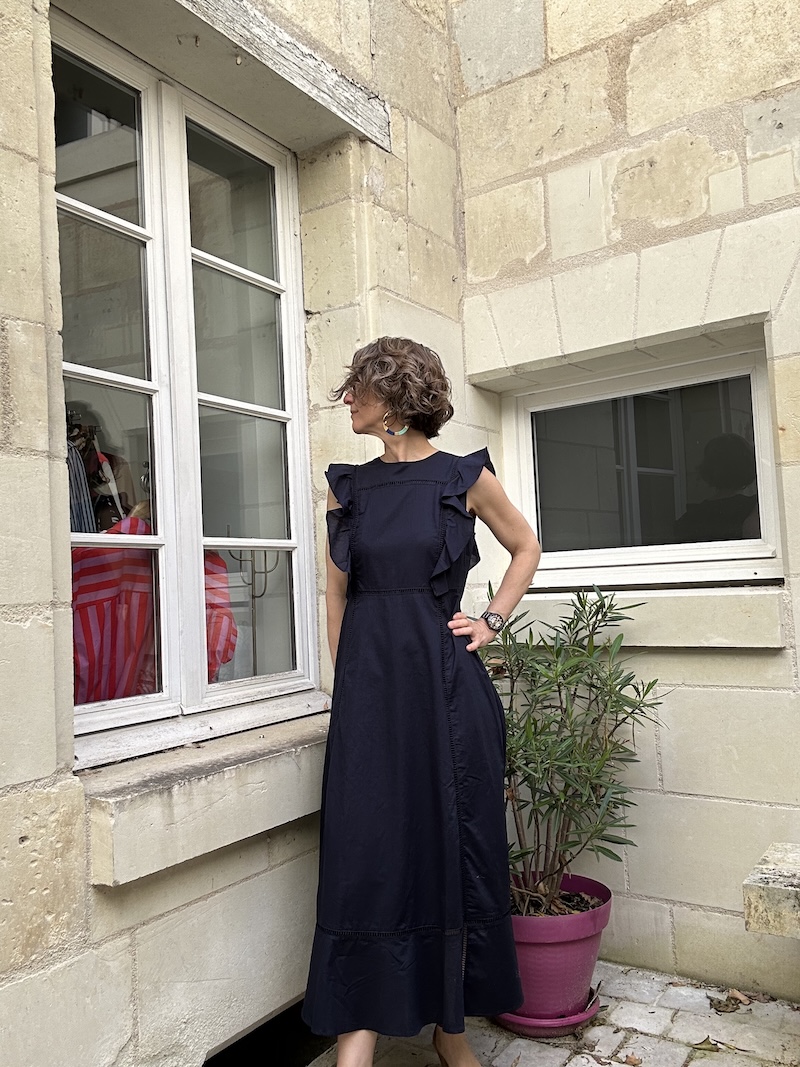 Robe longue femme en coton et lin – Volants aux épaules – Blanc ou bleu marine