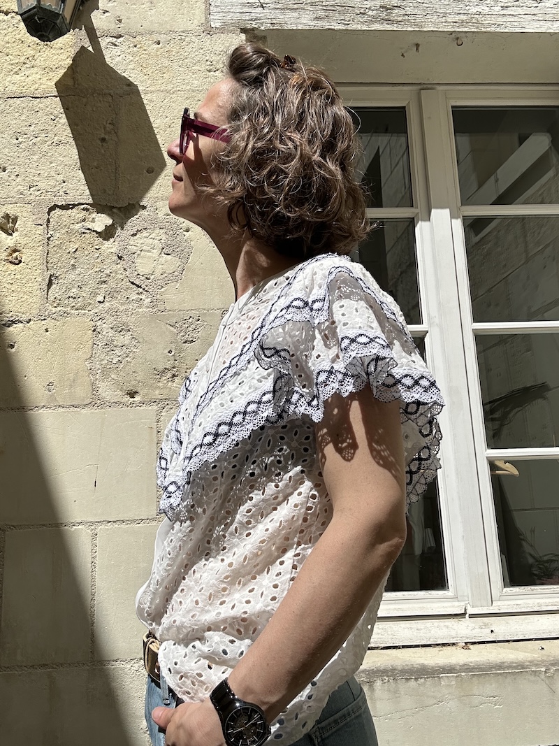 top blanc, détails bleus, broderie