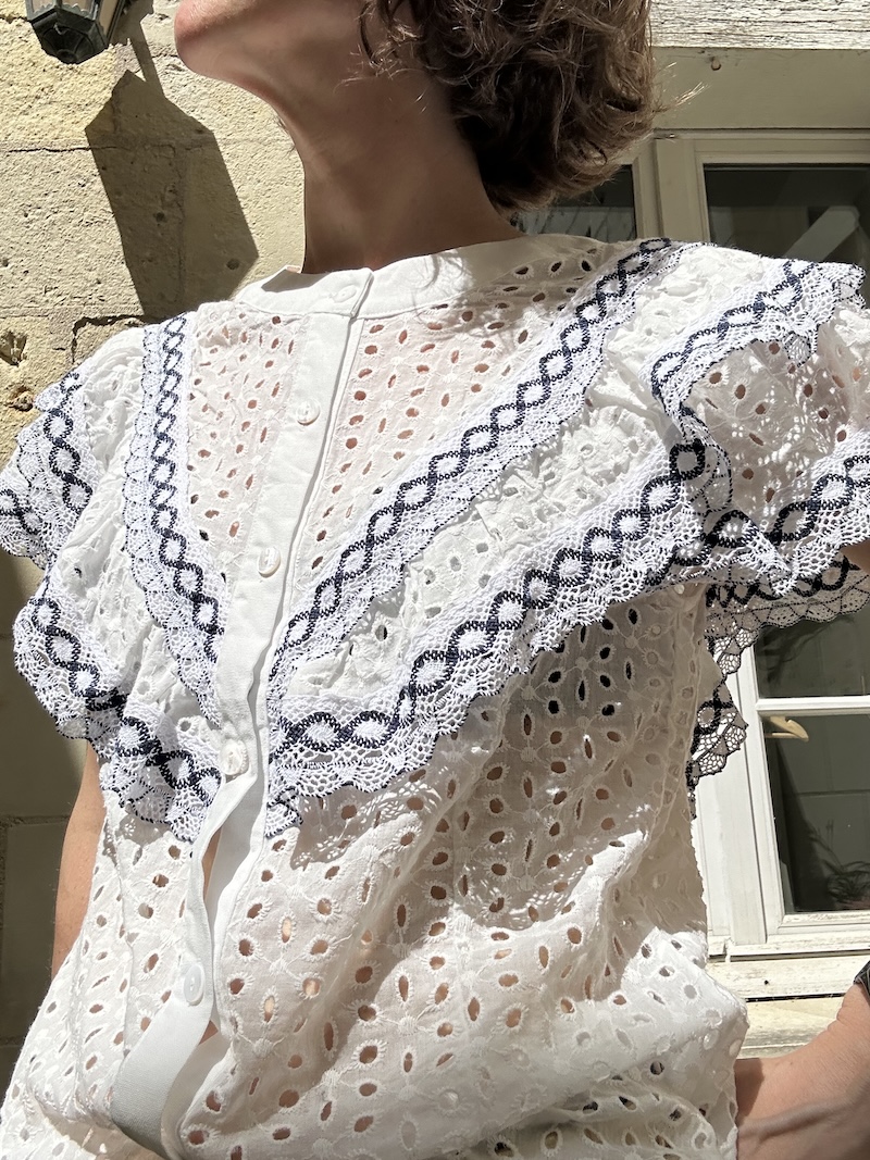 top blanc et broderie