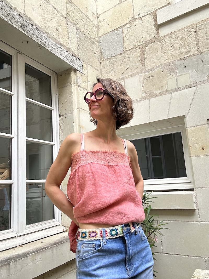 short en jean, ceinture brodee
