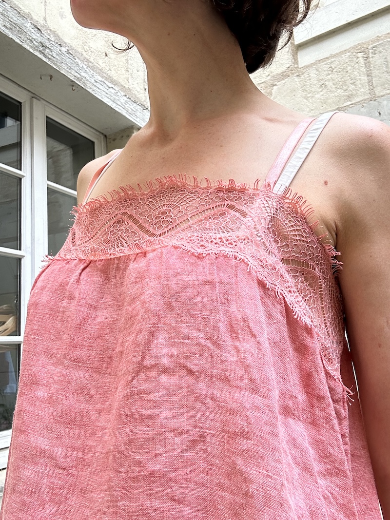 Top femme en lin à fines bretelles réglables – Dentelle au décolleté – Noir, rose ou vert d’eau