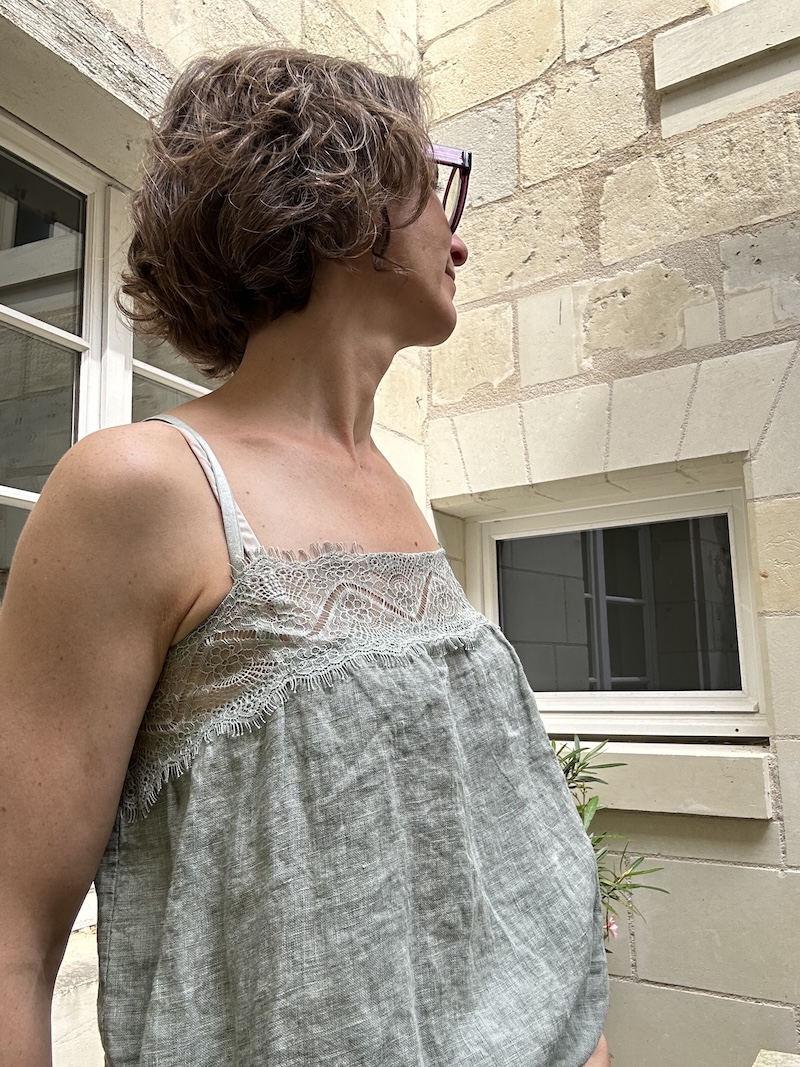 Top femme en lin à fines bretelles réglables – Dentelle au décolleté – Noir, rose ou vert d’eau