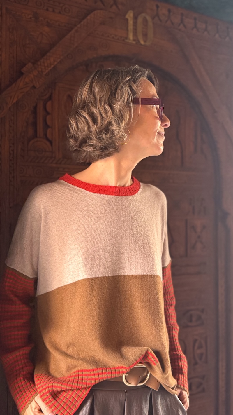 Pull johanna Paris et jupe similicuir marron