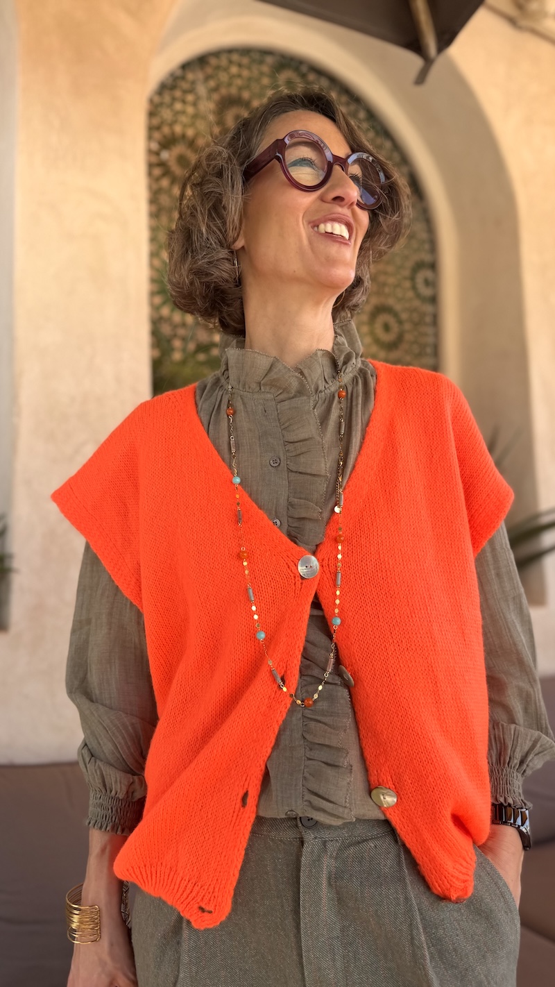 gilet orange, chemise kaki y&rsquo;coo et pantalon kaki rayé orange inspiration studio