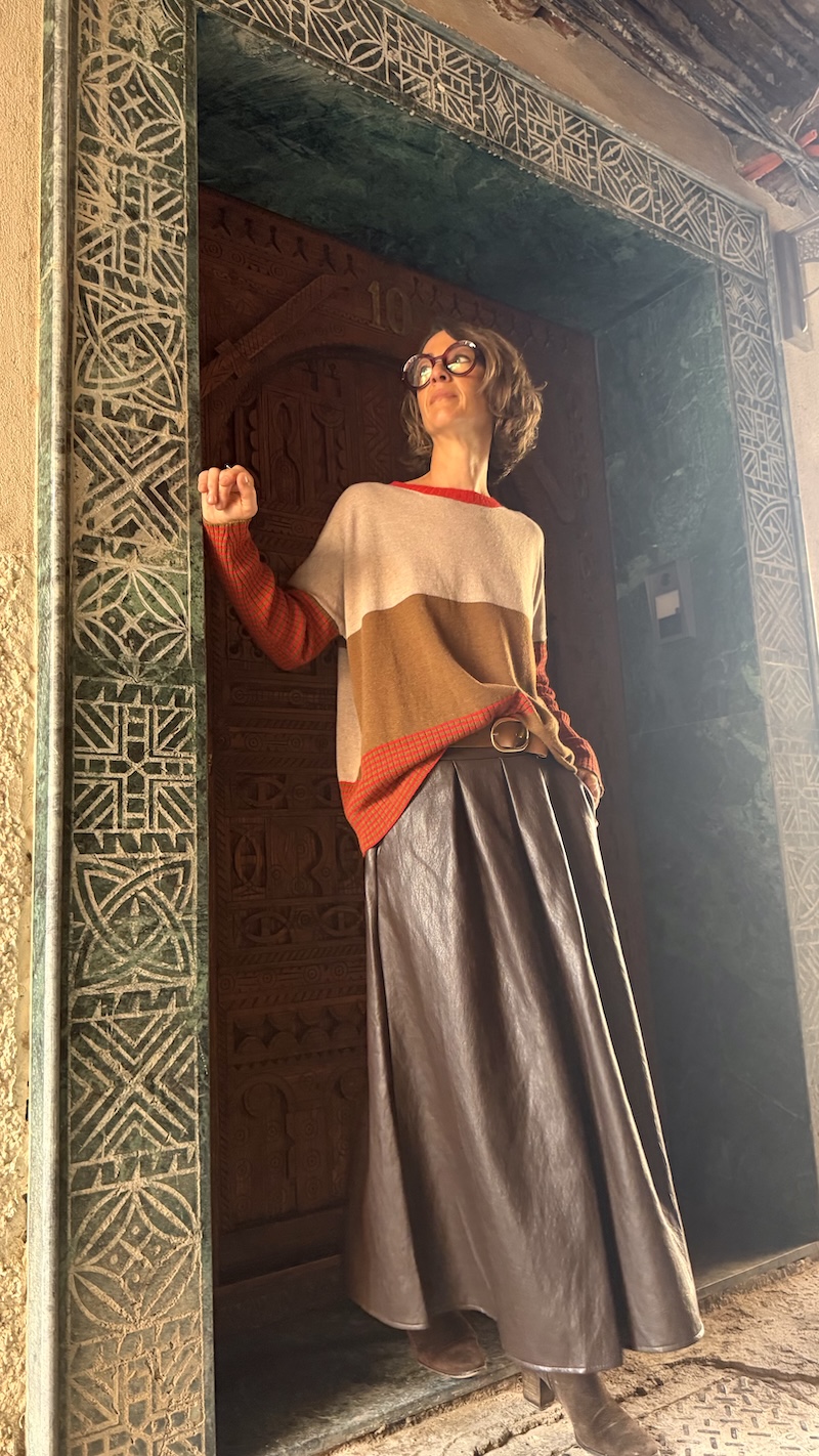 Pull johanna Paris et jupe similicuir marron