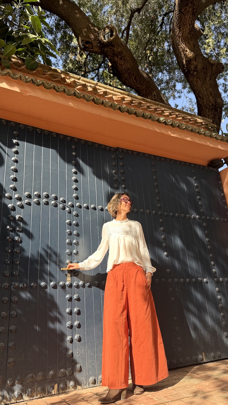 Top blanc avec broderies et jupe culotte terra cotta