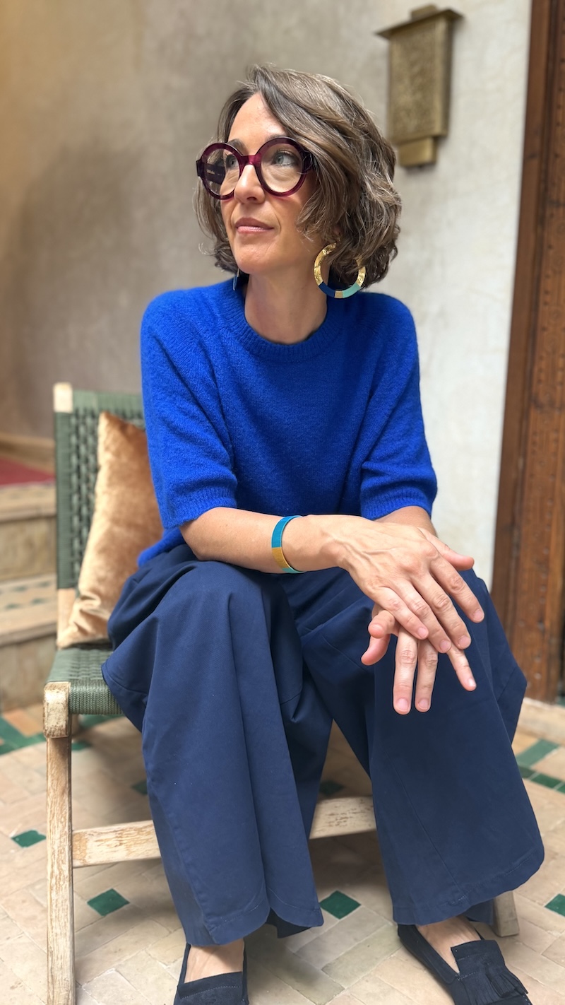 pull sans manches ninou et jupe culotte bleue inspiration studio