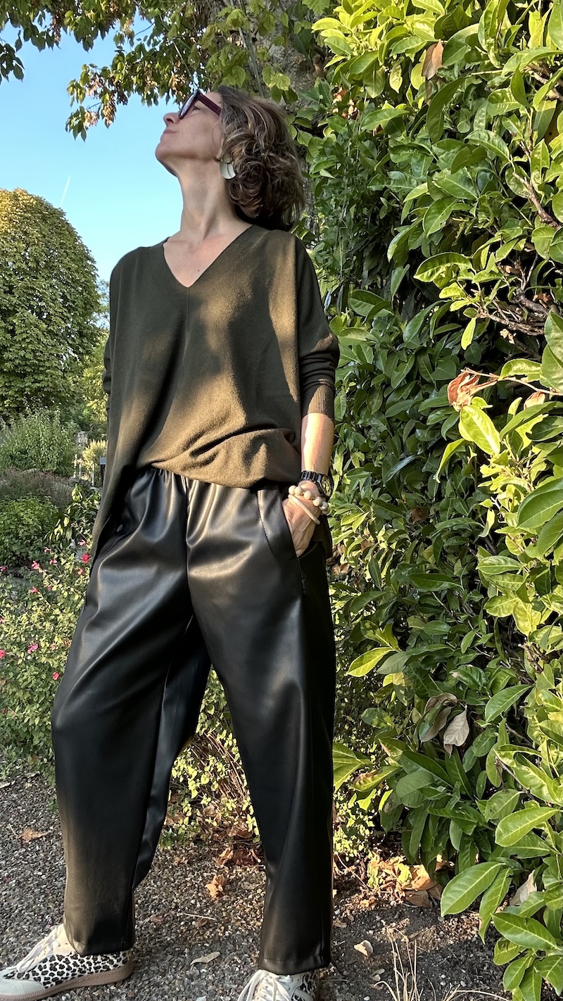 Collection: plus si affinité. Pull oversize kaki et pantalon similicuir noir 36-44