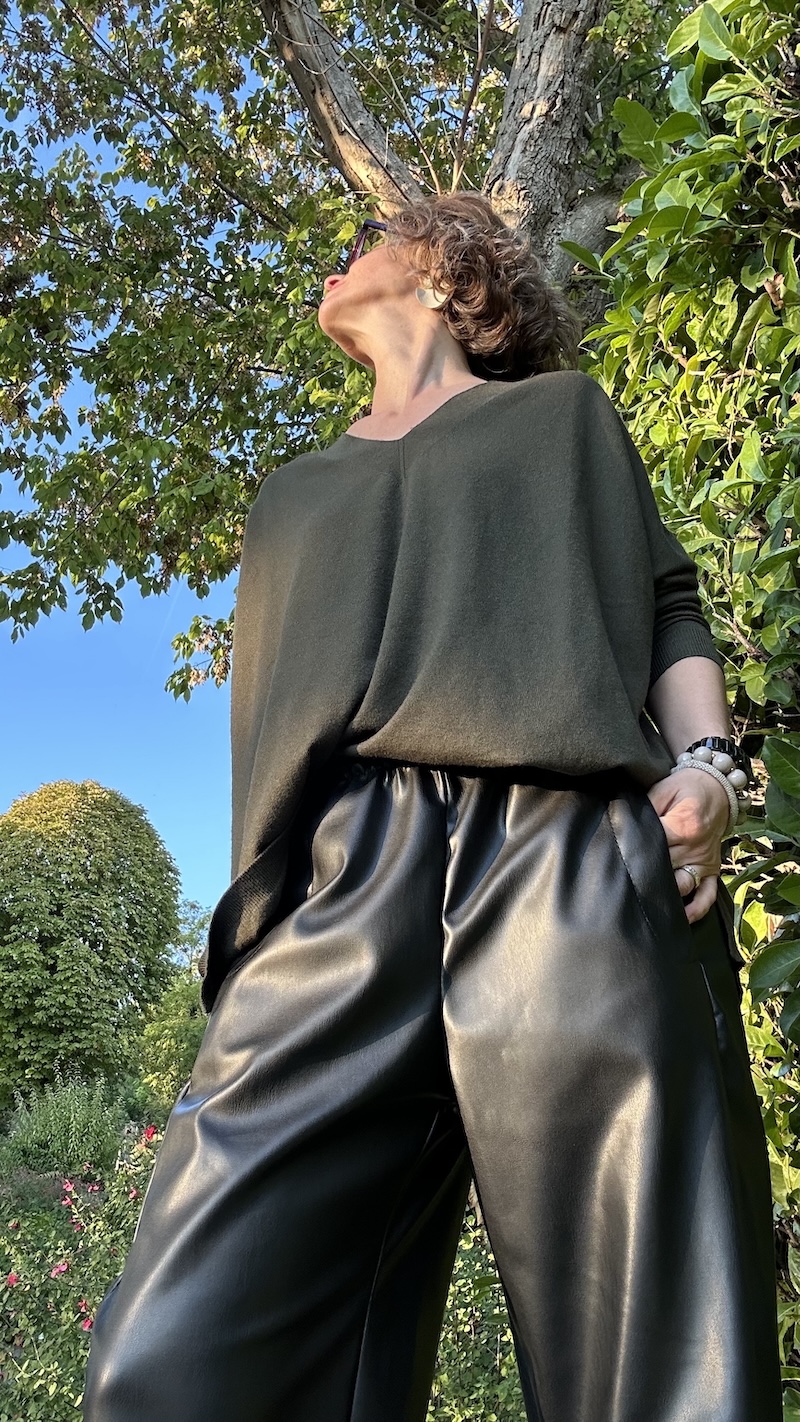 Collection: plus si affinité. Pull oversize kaki et pantalon similicuir noir 36-44
